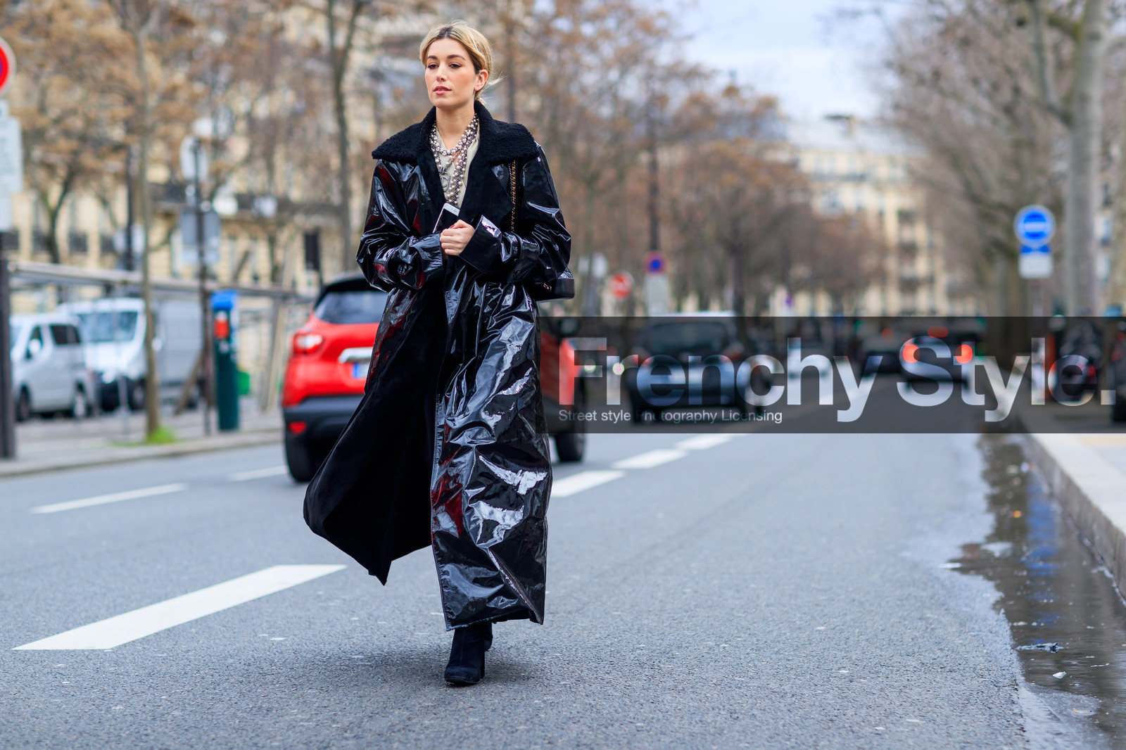 atmosphere details, AUTUMN WINTER 2017-2018, AW 17-18, black coat, black shoes, chanel, FALL WINTER 2017-2018, fashion week, frenchystyle, full length, FW, FW 17-18, high heels, horizontal, jonathan paciullo, leather coat, leather shoes, necklace, PARIS, pearls, PFW, street style, vinyl