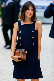 navy blue dress, sleeveless dress, mini dress, button dress, button details, camel leather bag, logo printed bag, louis vuitton bag, louis vuitton dress, louis vuitton dauphine bag, jeanne damas, fashion week, frenchystyle, FW, jonathan paciullo, street style, PFW, PARIS, AUTUMN WINTER 2021-2022, FALL WINTER 2021-2022, FW 21-22, vertical, atmosphere details, detail