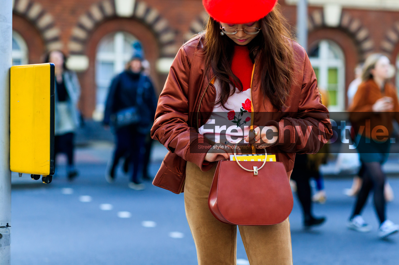 atmosphere details, AUTUMN WINTER 2017-2018, AW 17-18, beret, bomber jacket, brown pants, detail, FALL WINTER 2017-2018, fashion week, frenchystyle, FW, FW 17-18, horizontal, jonathan paciullo, leather bag, LFW, LONDON, red bag, red hat, red jacket, red sweater, street style, trousers