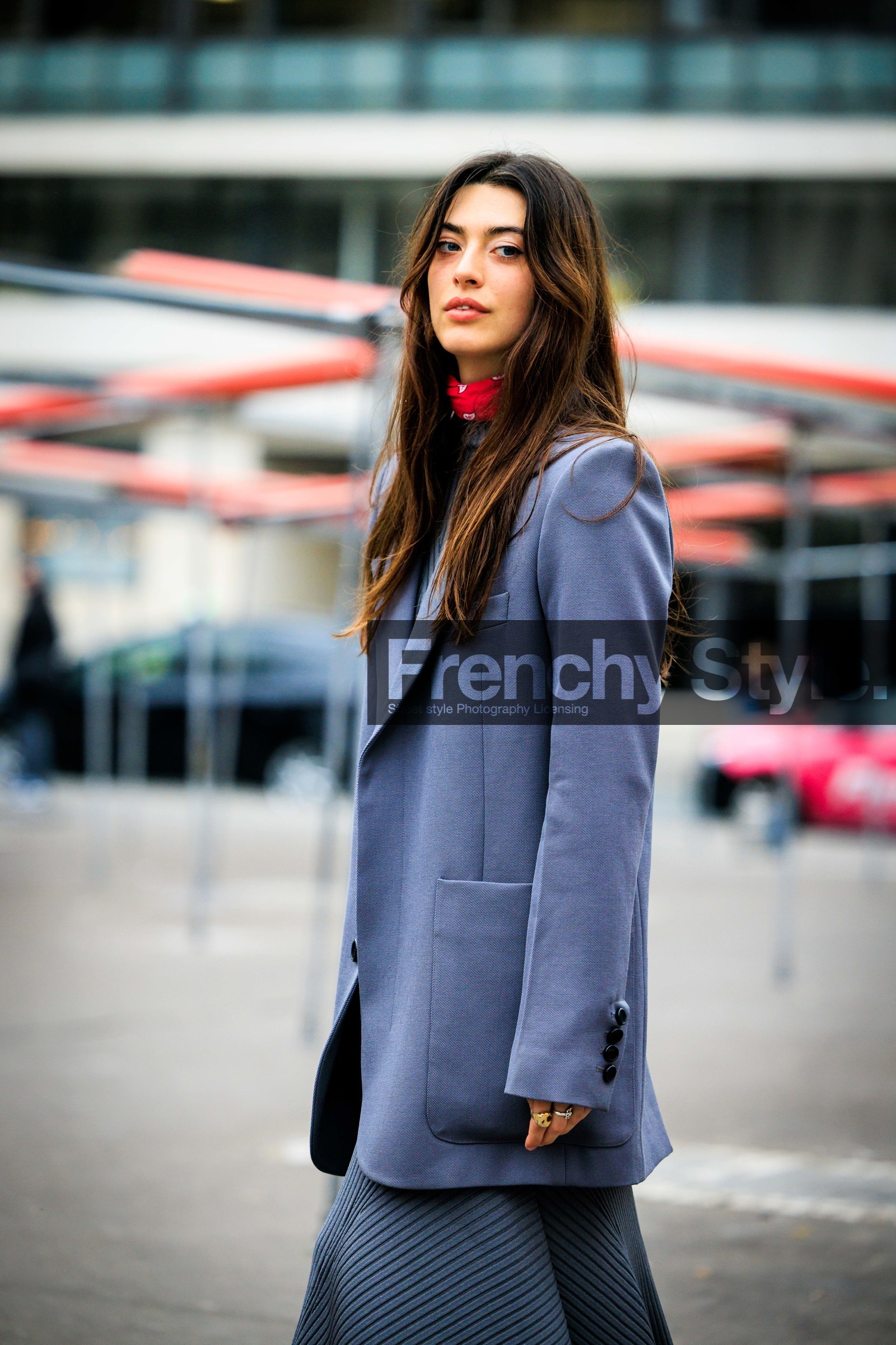 grey blazer, red scarf, knitted top, oversized blazer, longskirt, knitted skirt, rings, fashion week, frenchystyle, FW, jonathan paciullo, street style, PFW, PARIS, menswear, AUTUMN WINTER 2022-2023, FALL WINTER 2022-2023, FW 22-23, atmosphere details, detail, vertical