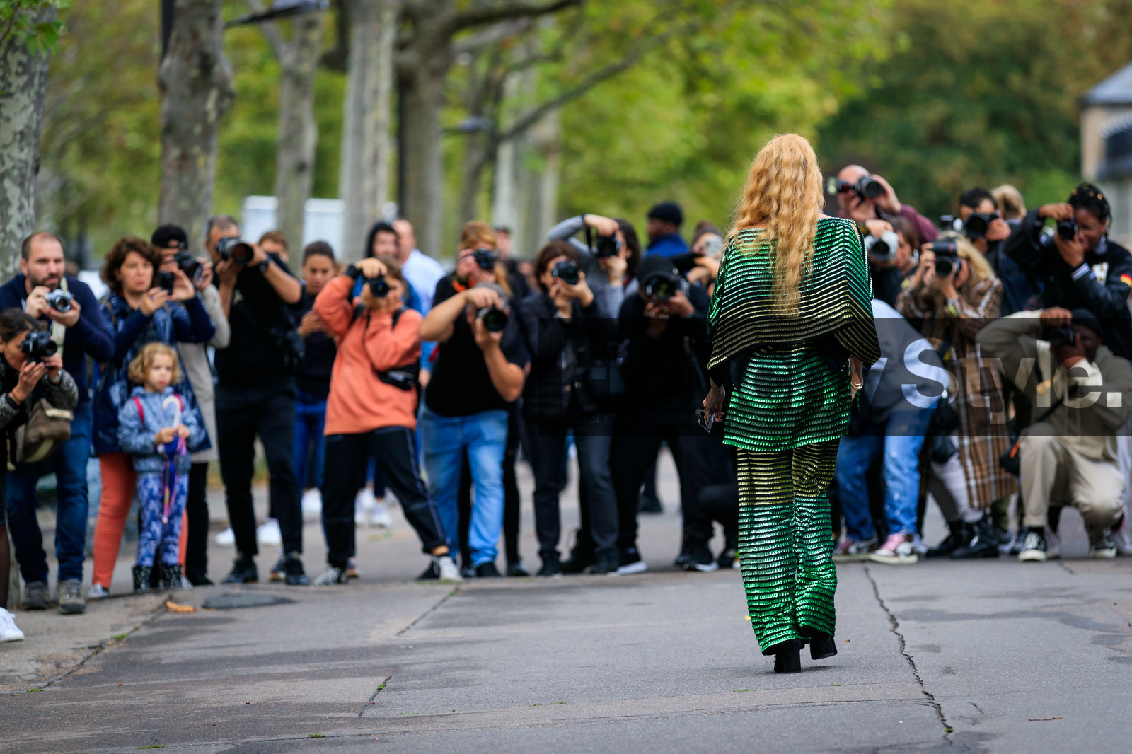 helena bordon, sequins pants, sequins top, striped pants, striped top, short sleeves top, green top, green pants, yellow pants, yellow top, neon green earrings, pink earrings, dangling earrings, PARIS, PFW, SPRING SUMMER 2020, SS 20, fashion week, frenchystyle, FW, jonathan paciullo, street style, horizontal, atmosphere details, full length