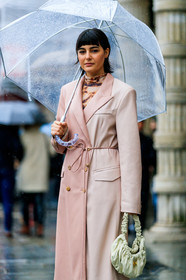 maria bernad, pink leather jacket, pink leather coat, light pink leather jacket, light pink leather coat, belted jacket, belted coat, long jacket, bicolor coat, bicolor jacket, orange top, camel top, tie and dye top, turtleneck top, light yellow leather bag, hand bag, ruffle bag, drape bag, sheer umbrella, lanvin umbrella, fashion week, frenchystyle, FW, jonathan paciullo, street style, PFW, PARIS, vertical, atmosphere details, detail