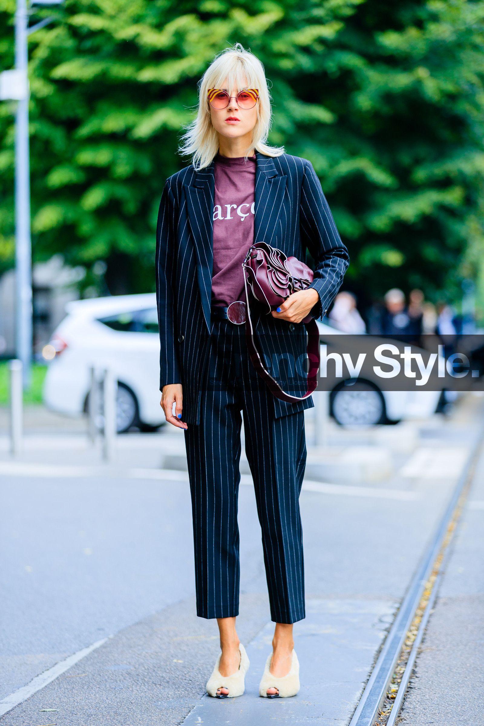 beige shoes, blazer, blue jacket, blue suit, bordeaux, burgundy, fashion week, frenchystyle, full length, fur shoes, FW, graphic bag, high heels, jonathan paciullo, leather bag, leather shoes, linda tol, MFW, MILAN, navy jacket, navy suit, printed jacket, printed pants, printed suit, printed t shirt, red bag, red belt, red t shirt, SPRING SUMMER 2017, SS 17, street style, striped jacket, striped pants, striped suit, sunglasses, trousers, vertical