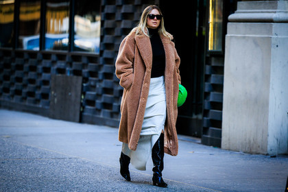 camel coat, furry coat, long furry coat, white pants, pattent boots, black boots, black turtleneck, fluo green bag, green bottega veneta sandals, bottega veneta bag, dark sunglasses, fashion week, frenchystyle, FW, jonathan paciullo, street style, NYFW, NEW YORK, AUTUMN WINTER 2022-2023, FALL WINTER 2022_2023, FW 22-23, atmosphere details, horizontal, full length
