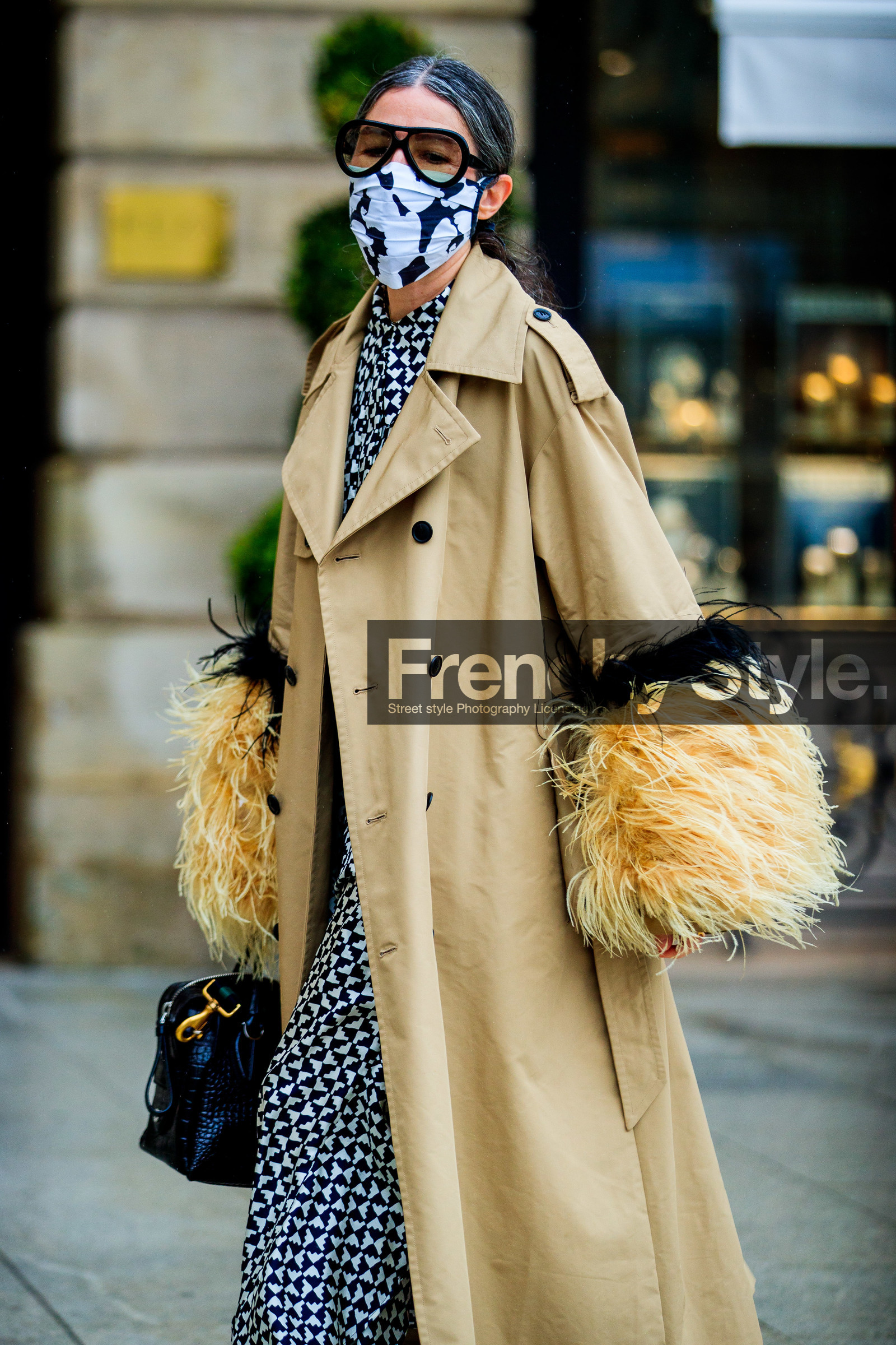 Véronique Tristram, beige trench coat, feather details, feather details jacket, feather sleeves, black glasses, aviator glasses, covid face mask, fashion week, frenchystyle, FW, jonathan paciullo, street style, PFW, PARIS, SPRING SUMMER 2021, SS 21, vertical, atmosphere details, detail