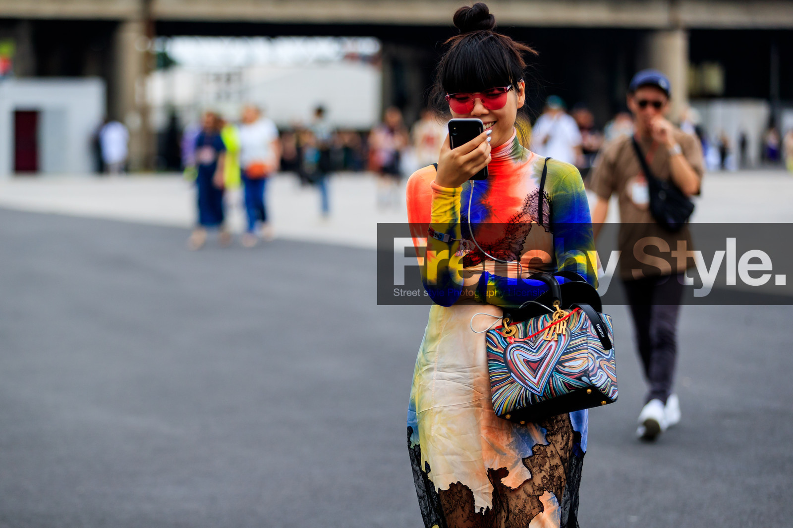 graphic bag, graphic dress, leather bag, printed bag, printed dress, sunglasses, christian dior, graphic bag, graphic dress, lace dress, leather bag, multicolor sweater, printed bag, printed dress, tie & die, vêtements, fashion week, frenchystyle, FW, jonathan paciullo, street style, PFW, PARIS, atmosphere details, horizontal, detail, AUTUMN WINTER 2018-2019, FALL WINTER 2018-2019, FW 18-19, susie lau