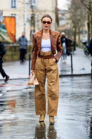 mary leest, brown jacket, vinyl jacket, brown vinyl jacket, tie and dye jacket, cropped jacket, white top, square shape glasses, small sunglasses, camel pants, camel leather belt, high waist pants, multi pocket pants, zipped pants, belted pants, nude leather bag, animal skin bag, mini bag, hand bag, golden boots, laced boots, sharp end boots, fashion week, frenchystyle, FW, jonathan paciullo, street style, PFW, PARIS, vertical, full length