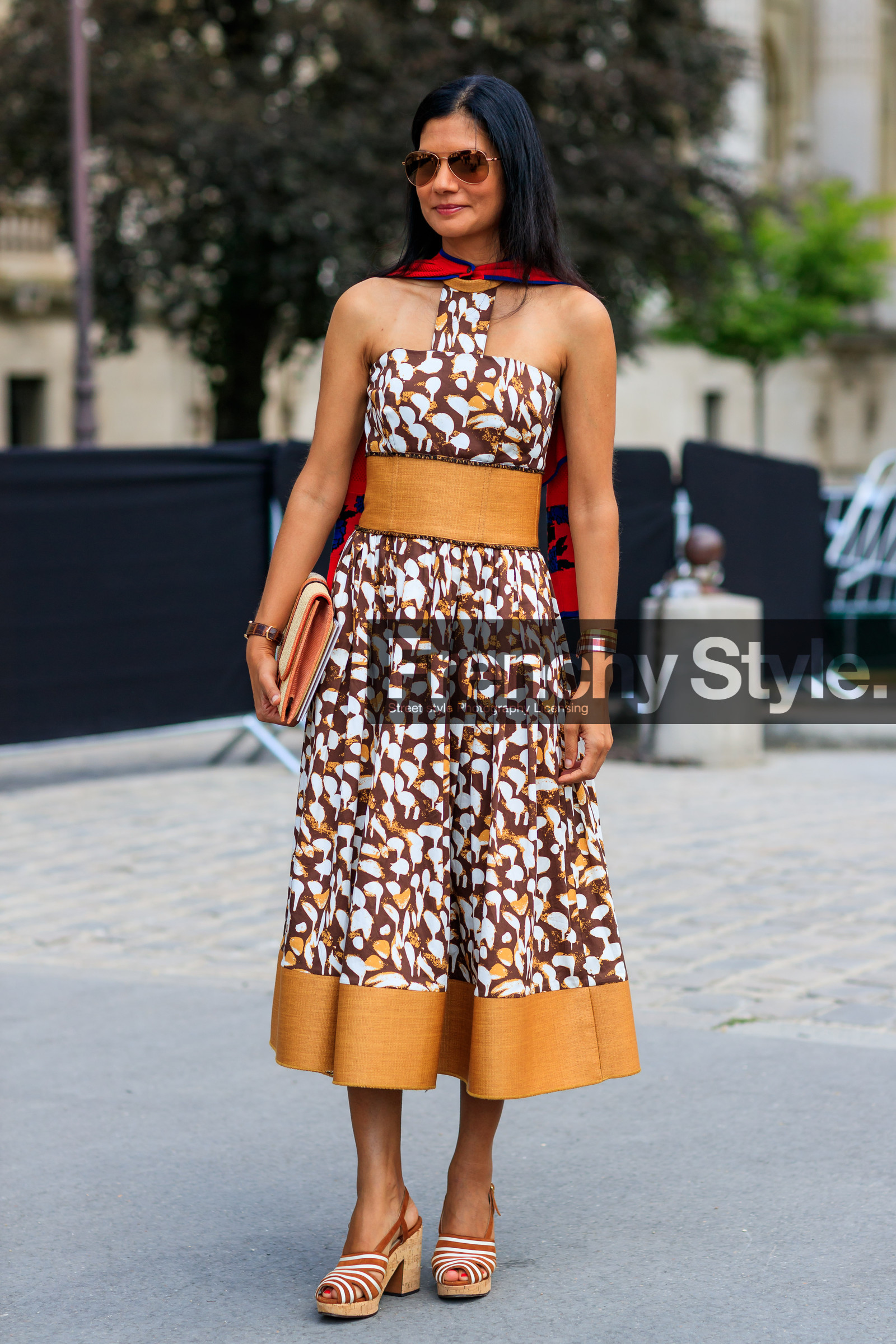 beige bag, brown dress, brown shoes, graphic dress, high heels, leather bag, leather shoes, printed dress, sunglasses, fashion week, frenchystyle, FW, jonathan paciullo, street style, PFW, PARIS, vertical, full length, AUTUMN WINTER 2018-2019, FALL WINTER 2018-2019, FW 18-19