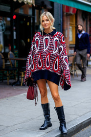 jacquard pullover, red pullover, navy blue pullover, knitwear, oversize pullover, pullover dress, black leather boots, used boots, cowboy boots, santiag boots, burgundy leather bag, fashion week, frenchystyle, FW, jonathan paciullo, street style, vertical, full length