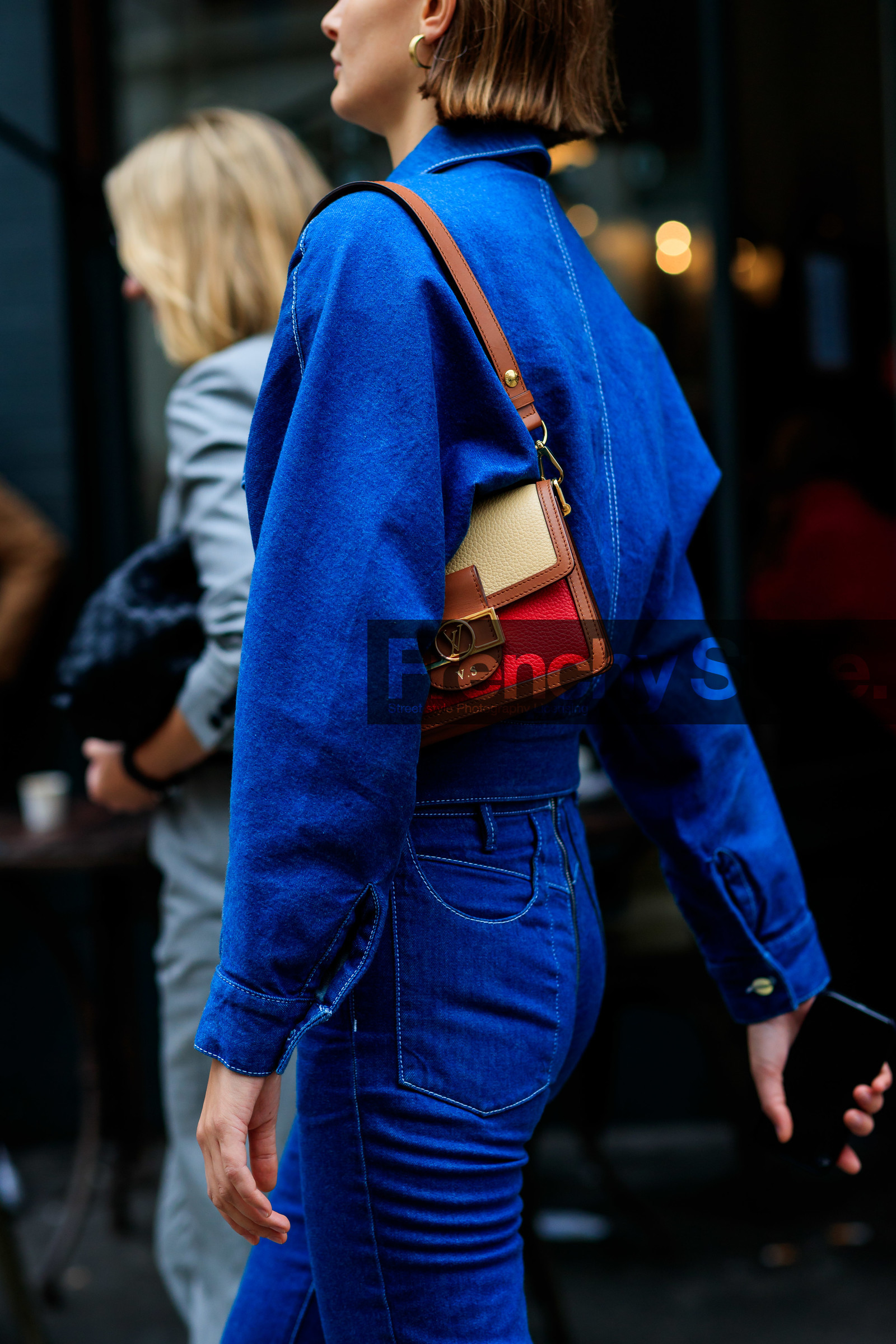 victoria sekrier, denim total look, denim jacket, blue jeans, blue jacket, louis vuitton bag, brown leather bag, beige leather bag, shoulder bag, bag detail, close up detail, fashion week, frenchystyle, FW, jonathan paciullo, street style, vertical, detail, atmosphere details