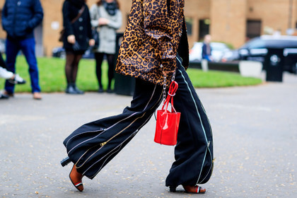 atmosphere details, AUTUMN WINTER 2017-2018, AW 17-18, black pants, brown jacket, brown shoes, detail, FALL WINTER 2017-2018, fashion week, frenchystyle, FW, FW 17-18, high heels, horizontal, jonathan paciullo, leather bag, leather shoes, leopard, leopard print, LFW, LONDON, printed jacket, red bag, street style, trousers, zip