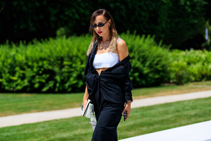black dress, crop top, leather bag, off the shoulder, red lips, sunglasses, trousers, white bag, white top, fashion week, frenchystyle, FW, jonathan paciullo, street style, PFW, PARIS, horizontal, atmosphere details, detail, AUTUMN WINTER 2018-2019, FALL WINTER 2018-2019, FW 18-19