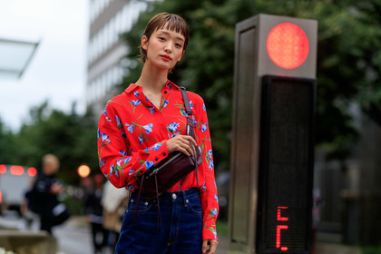 blue denim, bordeaux, burgundy, denim pants, fanny pack, floral, flowers, jeans, leather bag, red bag, red lips, red shirt, trousers, fashion week, frenchystyle, FW, jonathan paciullo, street style, NEW YORK, NYFW, SPRING SUMMER 2020, SS 20, horizontal, atmosphere details, detail