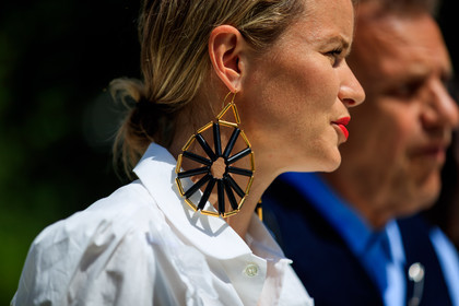 earrings, red lips, white shirt, fashion week, frenchystyle, FW, jonathan paciullo, street style, PFW, PARIS, horizontal, atmosphere details, detail, AUTUMN WINTER 2018-2019, FALL WINTER 2018-2019, FW 18-19