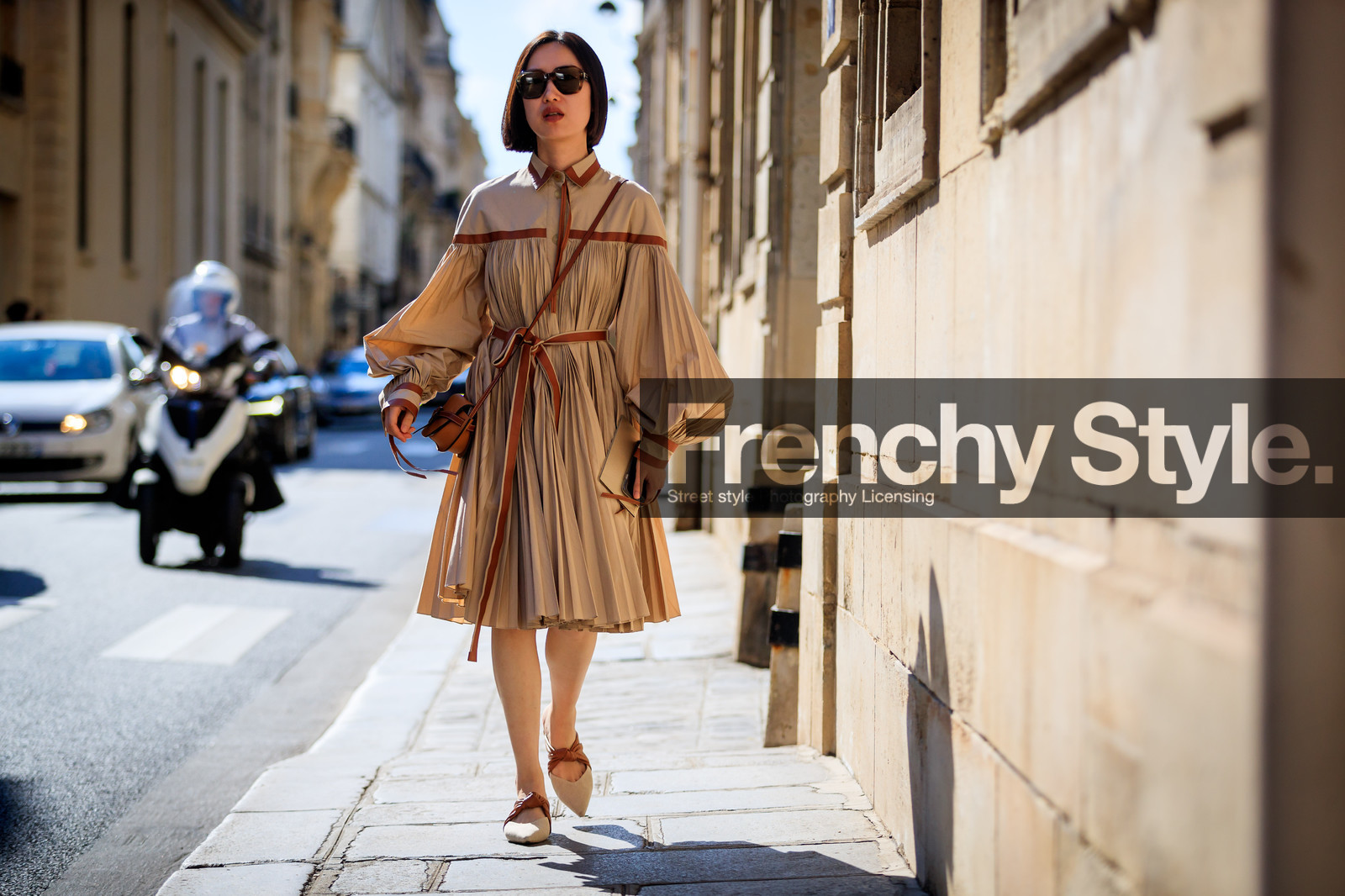 beige dress, beige shoes, camel bag, graphic dress, leather bag, leather shoes, loewe, pleated dress, printed dress, sunglasses, fashion week, frenchystyle, FW, jonathan paciullo, street style, PFW, PARIS, horizontal, atmosphere details, full length, AUTUMN WINTER 2018-2019, FALL WINTER 2018-2019, FW 18-19