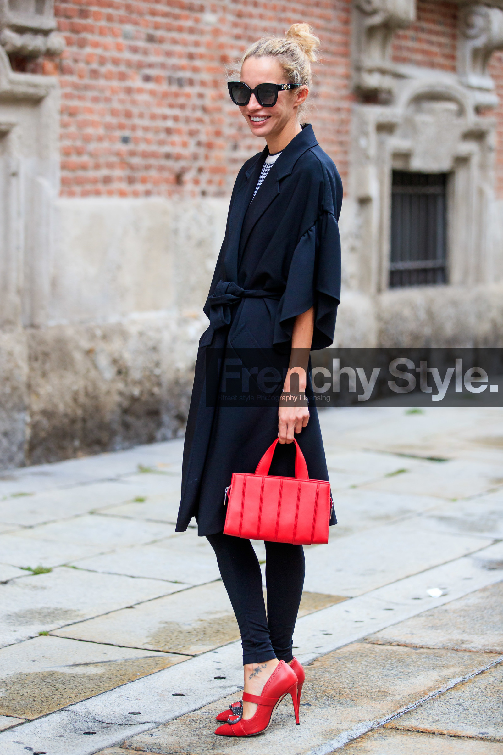 black trench coat, ruffle trench coat, red leather bag, red leather shoes, max mara bag, hand bag, versace sunglasses, high heels shoes, buckle shoes, micol sabbadini, street style, jonathan paciullo, FW, frenchystyle, fashion week, MFW, MILAN, SPRING SUMMER 2021, SS 21, vertical, full length