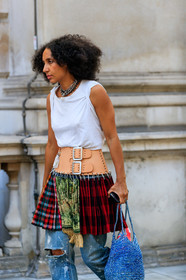 white t-shirt, sleeveless t-shirt, multi necklace, silver necklace, big chain necklace, light blue jeans, denim, flat sandals, black leather sandals, shopping bag, plaited bag, blue bag, pleated skirt, checked skirt, plaid skirt, big belt, beige belt, leather belt, used jeans, metalic details shoes, fashion week, frenchystyle, FW, jonathan paciullo, street style, vertical, detail, atmosphere details