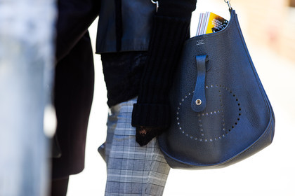 atmosphere details, AUTUMN WINTER 2016-2017, AW 16-17, black bag, detail, FALL WINTER 2016-2017, fashion week, frenchystyle, FW, FW 16-17, hermès, horizontal, jonathan paciullo, leather bag, NEW YORK, NYFW, street style, woman