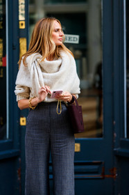 beige sweater, bordeaux, burgundy, graphic pants, grey pants, leather bag, printed pants, red bag, trousers, fashion week, frenchystyle, FW, jonathan paciullo, street style, LFW, LONDON, SPRING SUMMER 2019, SS 19, vertical, detail, atmosphere details
