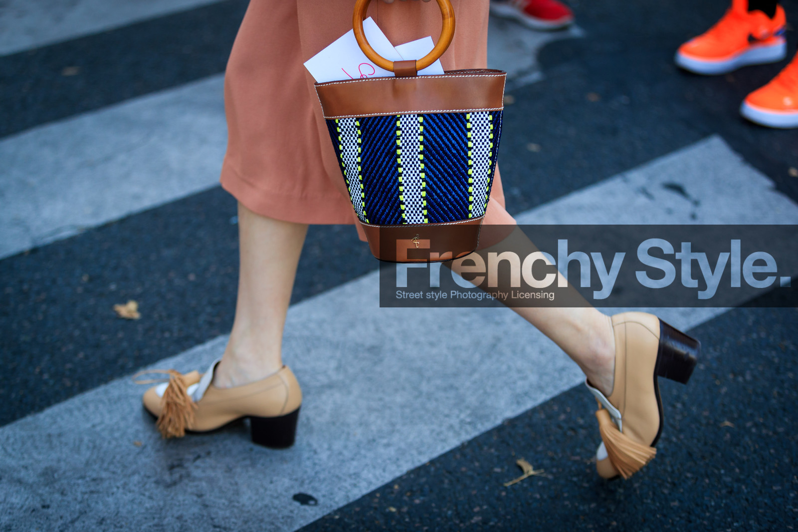 beige shoes, embroidered bag, graphic bag, leather bag, leather shoes, printed bag, fashion week, frenchystyle, FW, jonathan paciullo, street style, PFW, PARIS, atmosphere details, horizontal, detail, AUTUMN WINTER 2018-2019, FALL WINTER 2018-2019, FW 18-19