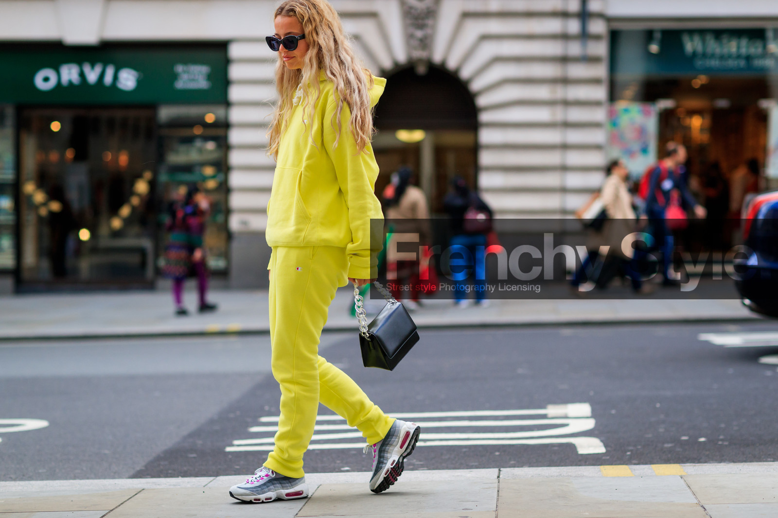 atmosphere details, black bag, fashion week, frenchystyle, full length, FW, grey sneakers, hoodie, horizontal, jonathan paciullo, leather bag, leather shoes, LFW, LONDON, nike, SPRING SUMMER 2018, SS 18, street style, sweatpants, trousers, vêtements, yellow pants, yellow sweater