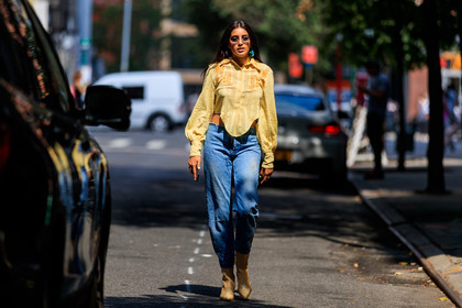 beige boots, blue denim, denim pants, jeans, leather shoes, sunglasses, trousers, yellow shirt, fashion week, frenchystyle, FW, jonathan paciullo, street style, NYFW, NEW YORK, SPRING SUMMER 2019, SS 19, atmosphere details, horizontal, full length