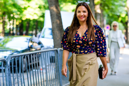 beige skirt, black bag, blue shirt, graphic shirt, leather bag, multicolor shirt, printed shirt, ruffled skirt, fashion week, frenchystyle, FW, jonathan paciullo, street style, PFW, PARIS, horizontal, atmosphere details, detail, AUTUMN WINTER 2018-2019, FALL WINTER 2018-2019, FW 18-19, laure heriard dubreuil