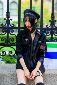 beret, black hat, black jacket, black shorts, blazer, pins, red lips, tone on tone, total look black, model, fashion week, frenchystyle, FW, jonathan paciullo, street style, NYFW, NEW YORK, SPRING SUMMER 2019, SS 19, vertical, detail, atmosphere details
