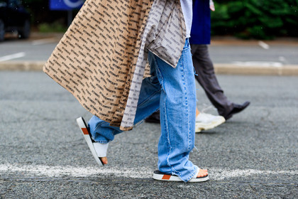 beige coat, blue denim, denim pants, graphic coat, jeans, leather shoes, printed coat, raincoat, trousers, vêtements, white sandals, fashion week, frenchystyle, FW, jonathan paciullo, street style, PFW, PARIS, atmosphere details, horizontal, detail, AUTUMN WINTER 2018-2019, FALL WINTER 2018-2019, FW 18-19