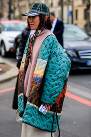 checked cap, green cap, green jacket, green coat, plaid cap, quilted coat, quilted jacket, down jacket, printed coat, printed jacket, floral printed coat, floral printed jacket, multicolor coat, multicolor jacket, cachemere printed scarf, white scarf, light pink pullover, lavalliere collar, navy blue cap, fashion week, frenchystyle, FW, jonathan paciullo, street style, PFW, PARIS, vertical, atmosphere details, detail