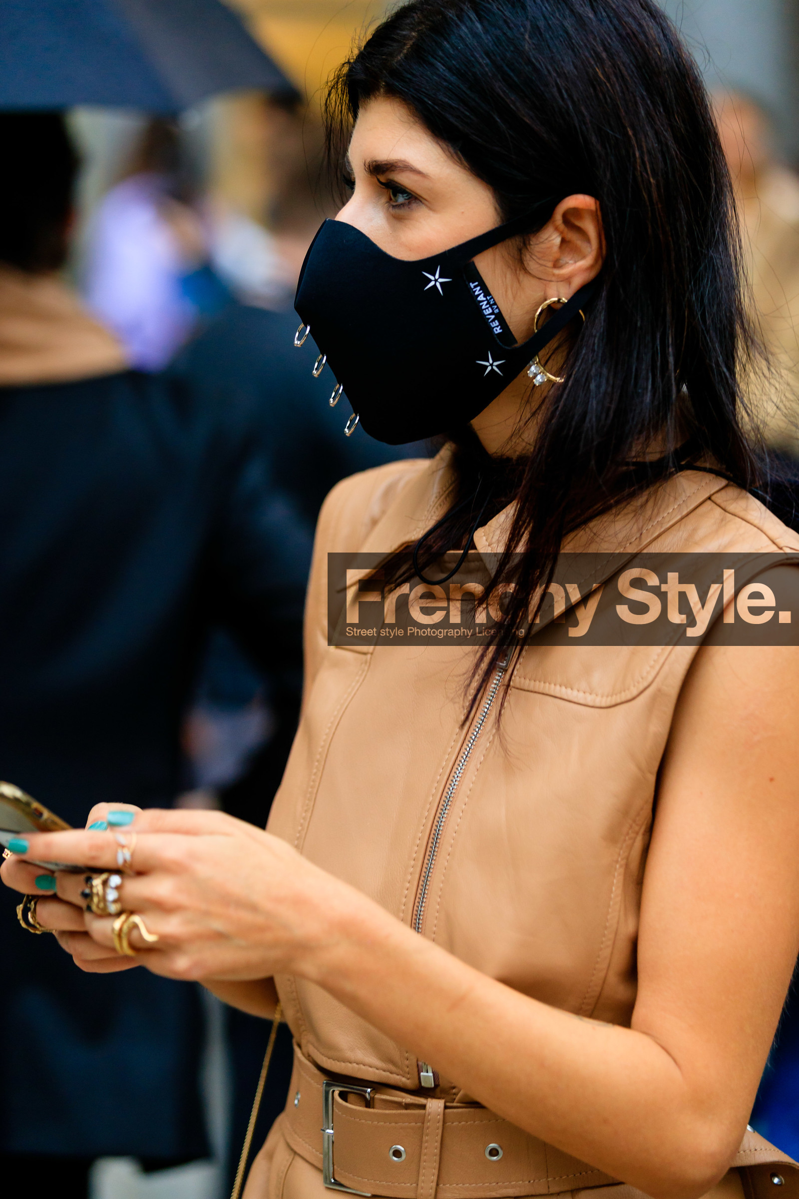 close up detail, sleeveless dress, sleeveless top, camel leather dress, camel leather top, zipped dress, zipped top, covid face mask, valentina siragusa, street style, jonathan paciullo, FW, frenchystyle, fashion week, MFW, MILAN, SPRING SUMMER 2021, SS 21, vertical, detail