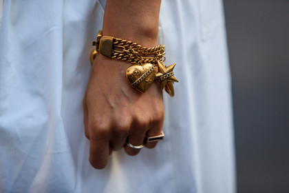 bracelet, golden jewelry, rings, trousers, white pants, fashion week, frenchystyle, FW, jonathan paciullo, street style, PFW, PARIS, atmosphere details, horizontal, detail, AUTUMN WINTER 2018-2019, FALL WINTER 2018-2019, FW 18-19