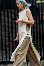 blue hair, dyed hair, white dress, openwork dress, sleeveless dress, beige pants, loose pants, split dress, fashion week, frenchystyle, FW, jonathan paciullo, street style, vertical, detail, atmosphere details