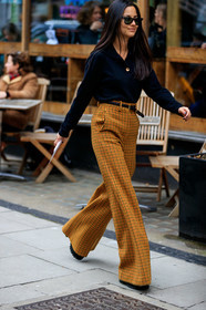 jana hofheimer, rayban sunglasses, polo collar pullover, black pullover, yellow pants, checked pants, flare pants, high waist pants, black leather belt, plaited belt, belted pants, black sunglasses, fashion week, frenchystyle, FW, jonathan paciullo, street style, LFW, LONDON, AUTUMN WINTER 2020-2021, FALL WINTER 2020-2021, FW 20-21, vertical, full length