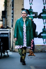 green trench, short trench, leather jacket, buttoned trench, green bow, hair bow, velvet bow, printed midi dress, white dress, flower dress, plaid stocking, yellow stockings, green stockings, pearl necklace, pink lips, tooth earrings, big earrgins, cat bag, animal handbag, pink ring, multiple rings, nails, black shoes, black derbies, kristen bateman, fashion week, frenchystyle, FW, jonathan paciullo, street style, AUTUMN WINTER 2022-2023, FALL WINTER 2022_2023, FW 22-23, PFW, PARIS, vertical, full length