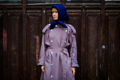 navy blue scarf, hair scarf, quilted scarf, purple trenchcoat, belted trench coat, checked trench coat, fashion week, frenchystyle, FW, jonathan paciullo, street style, PFW, PARIS, horizontal, atmosphere details, detail
