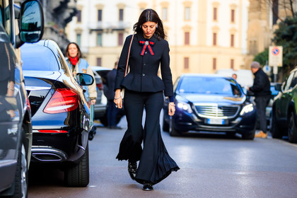 atmosphere details, AUTUMN WINTER 2017-2018, AW 17-18, black boots, black jacket, black shoes, blazer, bow, bow collar, FALL WINTER 2017-2018, fashion week, flare pants, frenchystyle, full length, FW, FW 17-18, giovanna battaglia, gucci, horizontal, jonathan paciullo, leather bag, leather shoes, MFW, MILAN, pleats, street style, tone on tone, total look black, trousers, white bag