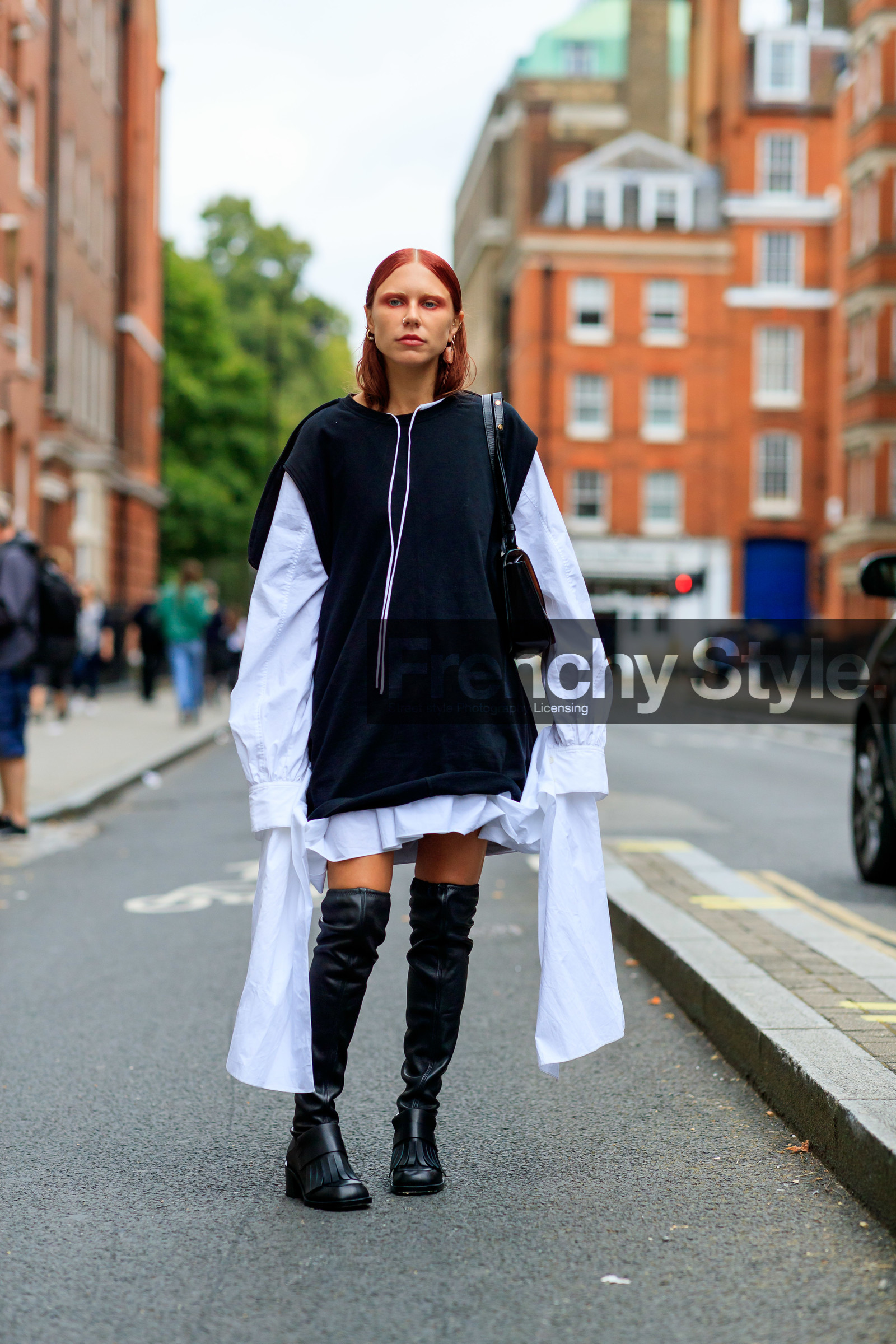 courtney trop, hoodie, black hoodie, sleeveless hoodie, white shirt, dress shirt, oversize shirt, oversize sleeves, black leather boots, black leather bag, high boots, fringe boots, eye make up, dyed eyebrows, fashion week, frenchystyle, FW, jonathan paciullo, street style, vertical, full length