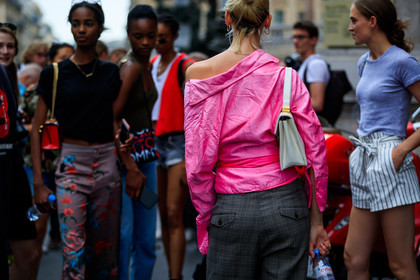 checked, grey pants, leather bag, off the shoulder, pink shirt, plaid, trousers, white bag, fashion week, frenchystyle, FW, jonathan paciullo, street style, PFW, PARIS, atmosphere details, horizontal, detail, model, AUTUMN WINTER 2018-2019, FALL WINTER 2018-2019, FW 18-19, lili sumner