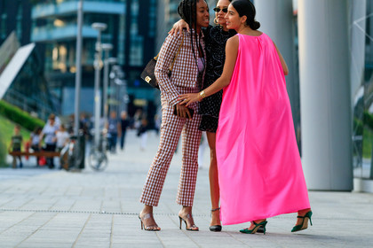 bettina looney, anna rosa vitiello, chrissy rutherford, pink dress, long dress, sleeveless dress, knoted dress, loose dress, bottega veneta bag, white bag, satin bag, multi rings, white ring, golden rings, green shoes, strassed shoes, satin shoes, mini dress, black dress, ruffle dress, high collar dress, polka dots dress, butterfly sunglasses, metalic frame sunglasses, hoop earrings, black shoes, sharp end shoes, chain detail shoes, high heels shoes, checked jacket, checked pants, checked suits, checked total look, vichy printed jacket, vichy printed pants, sheer straps slippers, high heels slippers, fashion week, frenchystyle, FW, jonathan paciullo, street style, MFW, MILAN, SPRING SUMMER 2020, SS 20