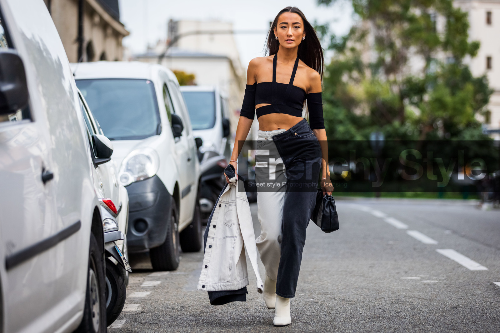 bag, black sunglasses, crossbody bag, dress, earrings, fluffly bag, gold bracelet, gold earrings, Julie Sergent Ferreri, khaki dress, longchamp bag, ring, strap, sunglasses, watch, fashion week, frenchystyle, FW, jonathan paciullo, street style, PFW, PARIS, SPRING SUMMER 2022, SS 22, horizontal, atmosphere details, full length