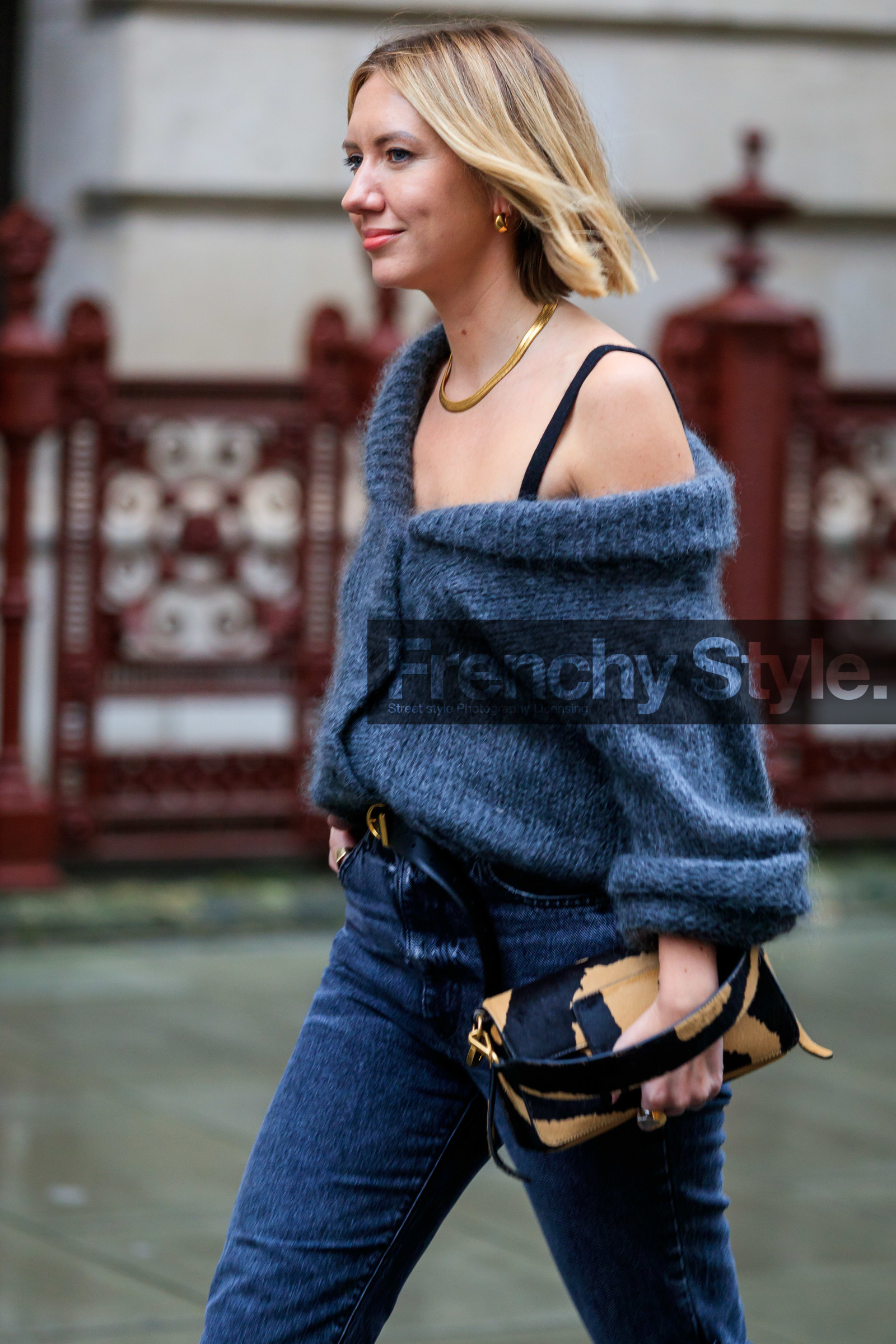 lisa aiken, grey cardigan, grey jeans, wandler bag, striped bag, fur bag, beige bag, black bag, black leather belt, half shoulder cardigan, asymetrical cardigan, golden necklace, fashion week, frenchystyle, FW, jonathan paciullo, street style, LFW, LONDON, AUTUMN WINTER 2020-2021, FALL WINTER 2020-2021, FW 20-21, vertical, atmosphere details, detail