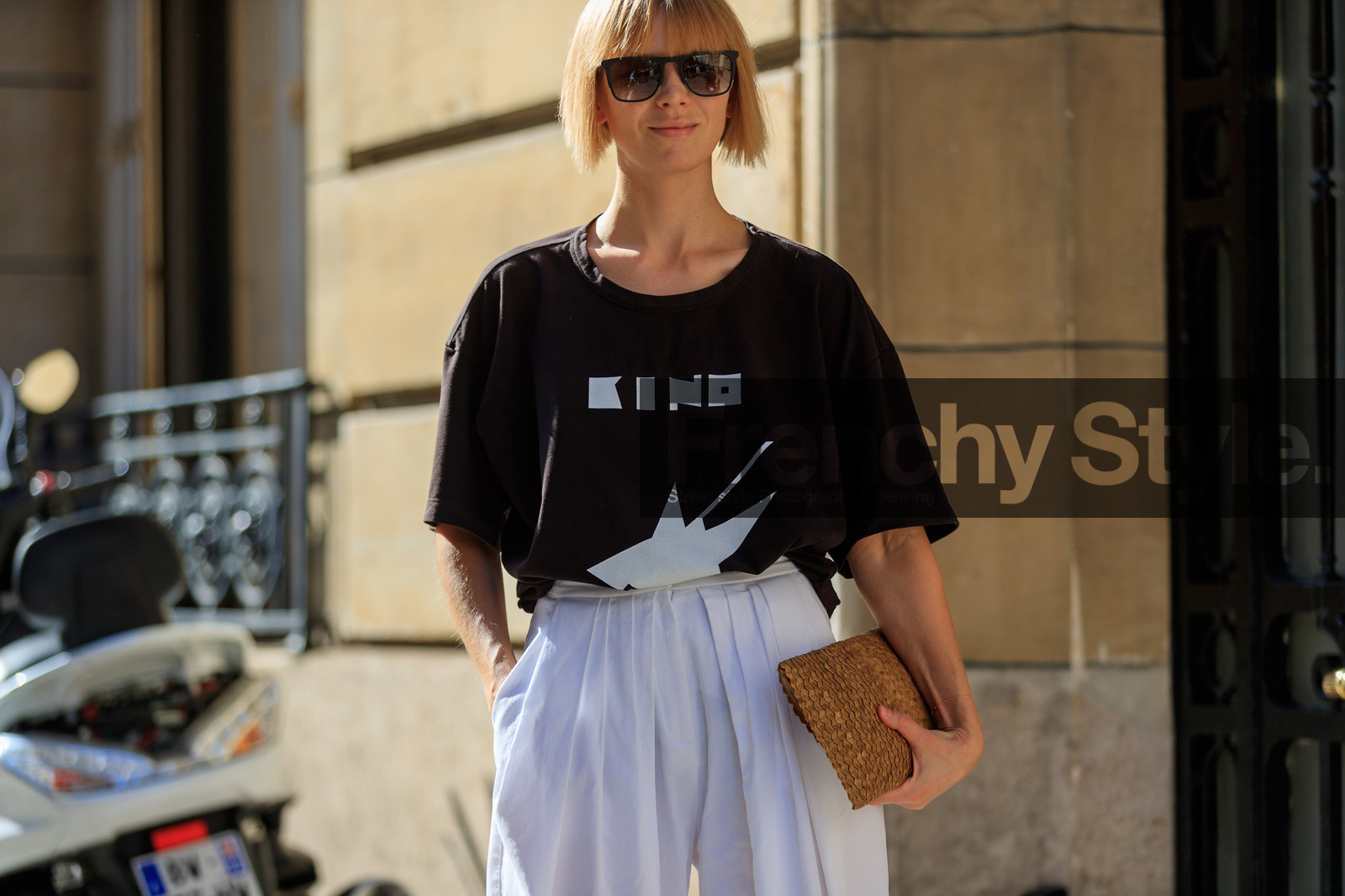 beige bag, black t shirt, leather bag, printed t shirt, sunglasses, white pants, fashion week, frenchystyle, FW, jonathan paciullo, street style, PFW, PARIS, horizontal, atmosphere details, detail, AUTUMN WINTER 2018-2019, FALL WINTER 2018-2019, FW 18-19, vika gazinskaya
