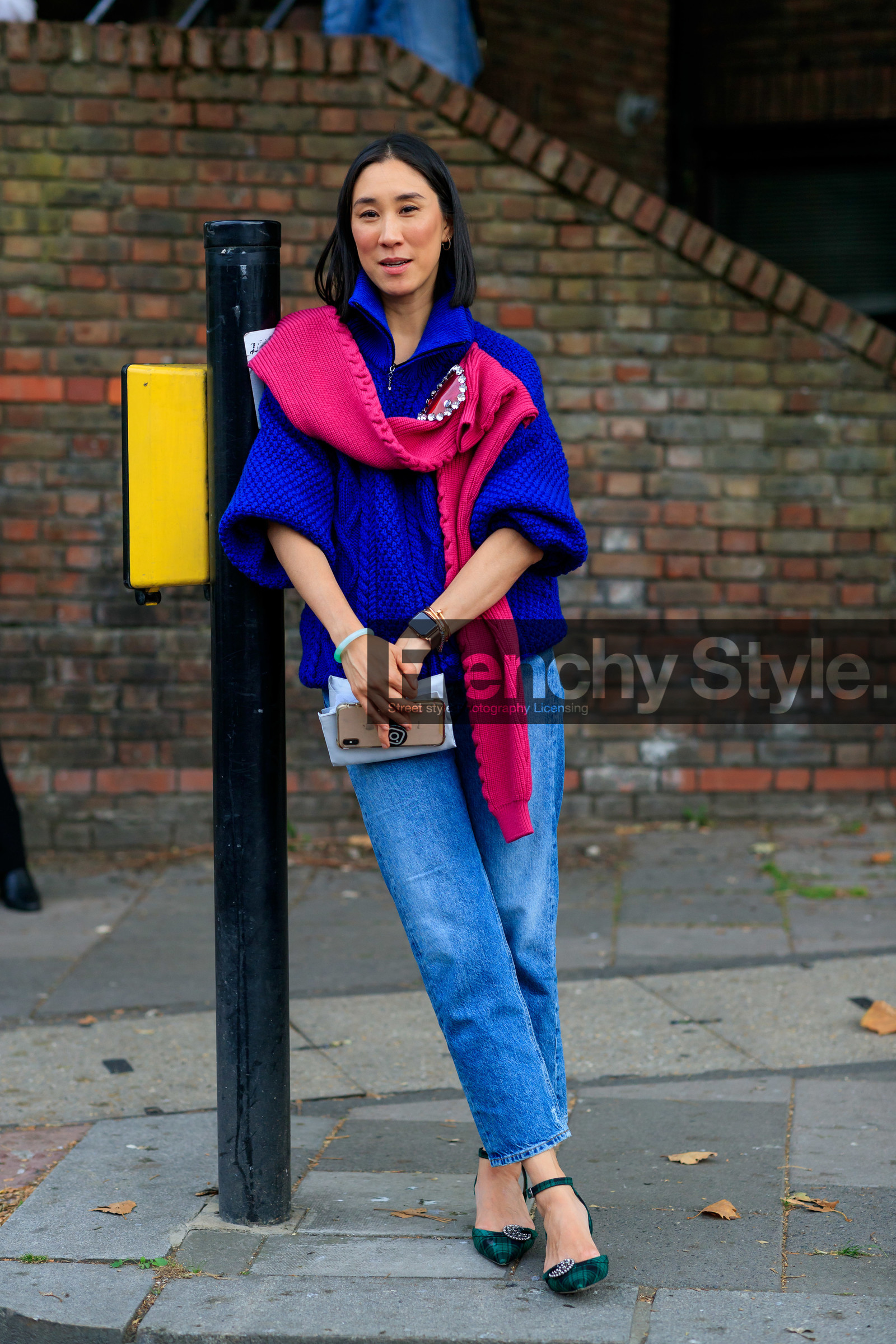 eva chen, blue pullover, pink pullover, zipped pullover, blue jeans, denim, strassed pin, iwatch, cartier clou bracelet, cartier bracelet, checked shoes, green shoes, strassed shoes, fashion week, frenchystyle, FW, jonathan paciullo, street style, vertical, full length