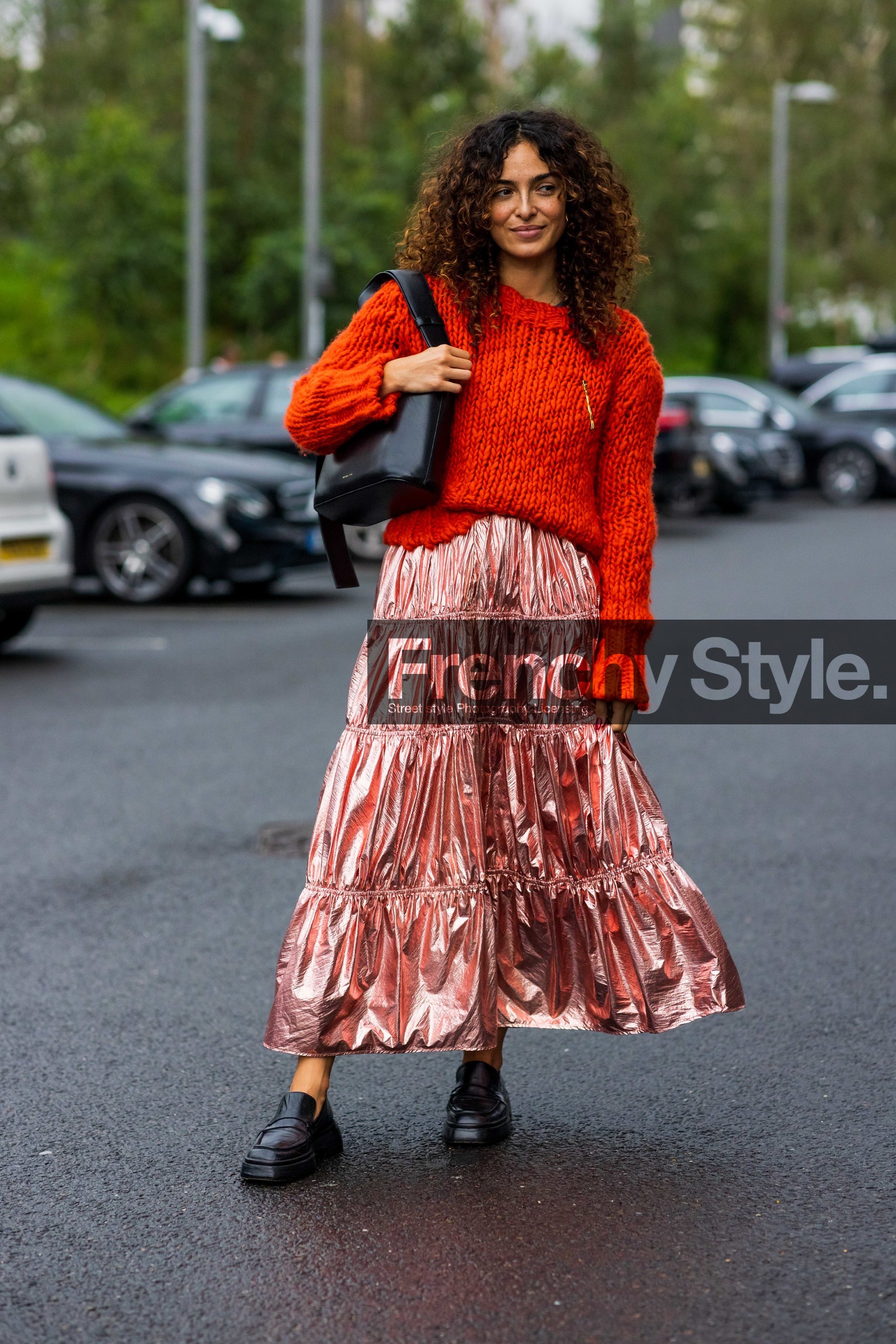 knit, knitwear, knitted top, jumper, red, midi skirt, pleated skirt, print, derbies, black, handbag, metallic, pink, fashion week, frenchystyle, FW, jonathan paciullo, street style, SS 22, SPRING SUMMER 2022, LFW, LONDON, vertical, full length