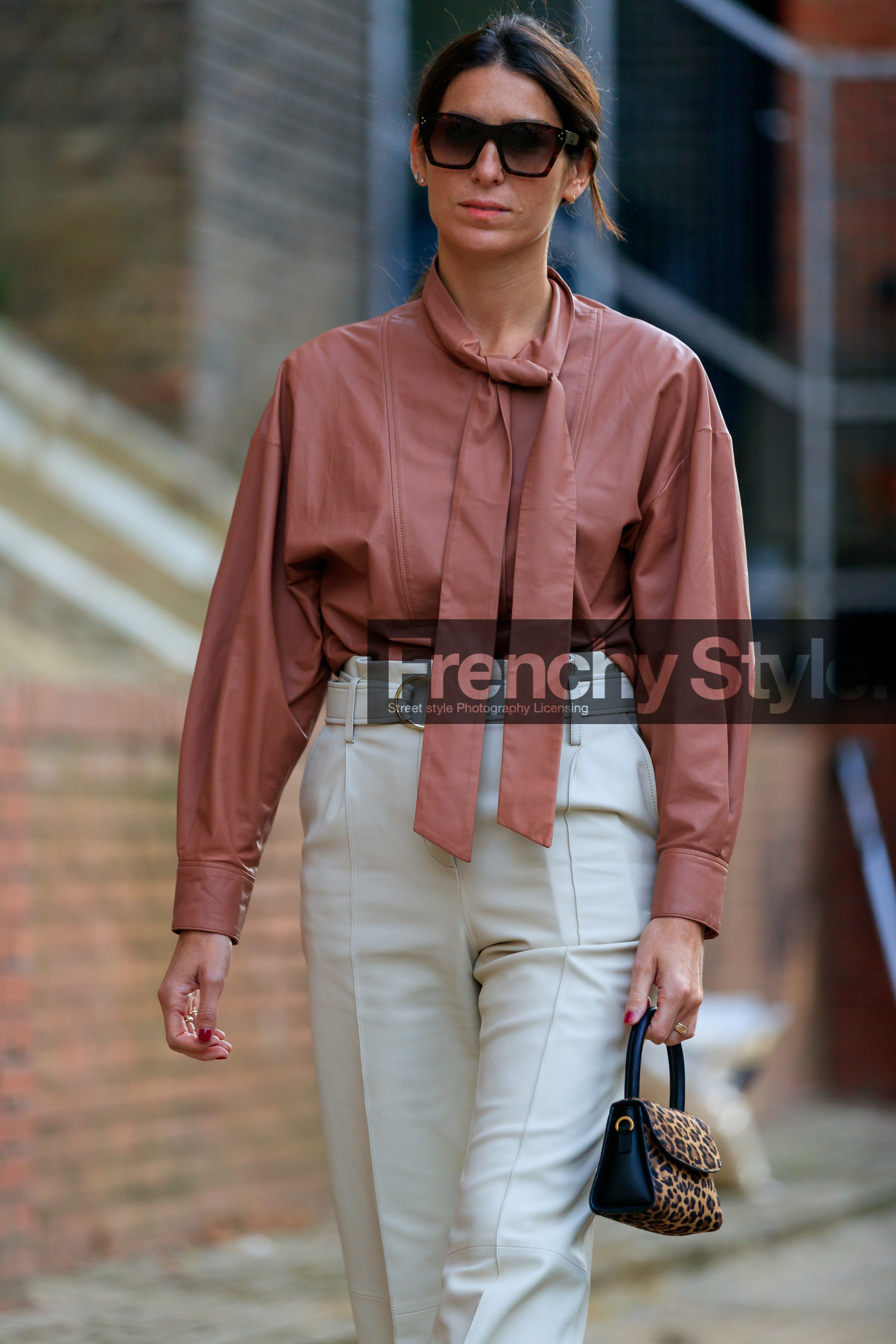 deborah reyner sebag, leather shirt, brown leather shirt, lavalliere collar, white leather pants, high waist pants, belted pants, flare pants, square shape glasses, celine sunglasses, hand bag, animal printed bag, fur bag, fashion week, frenchystyle, FW, jonathan paciullo, street style, vertical, detail, atmosphere details