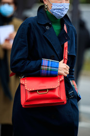 red leather bag, crossbody bag, studs bag, isabel marant bag, close up detail, bag detail, navy blue trench coat, j wanderson trenchcoat, checked trench coat, plaid trenchcoat, covid face mask, street style, jonathan paciullo, FW, frenchystyle, fashion week, PFW, PARIS, SPRING SUMMER 2021, SS 21, vertical, atmosphere details, detail