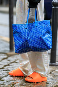 blue bag, blue leather bag, hand bag, logo all over, logo printed bag, goyard bag, orange sandals, orange shoes, orange slippers, orange flip flop, yeezy slide, yeezy shoes, close up detail, bag detail, shoes detail, Thora Valdimars, fashion week, frenchystyle, FW, jonathan paciullo, street style, PFW, PARIS, AUTUMN WINTER 2021-2022, FALL WINTER 2021-2022, FW 21-22, vertical, atmosphere details, detail