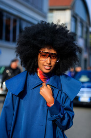 blue jacket, sunglasses, trench coat, afro hair, fashion week, frenchystyle, FW, jonathan paciullo, street style, MFW, MILAN, AUTUMN WINTER 2018-2019, FALL WINTER 2018-2019, FW 18-19, vertical, detail, atmosphere details, julia sarr jamois, julia sarr-jamois
