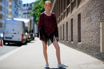 fringes, leather shoes, poncho, red sweater, white sneakers, fashion week, frenchystyle, FW, jonathan paciullo, street style, PFW, PARIS, atmosphere details, horizontal, full length, model, AUTUMN WINTER 2018-2019, FALL WINTER 2018-2019, FW 18-19
